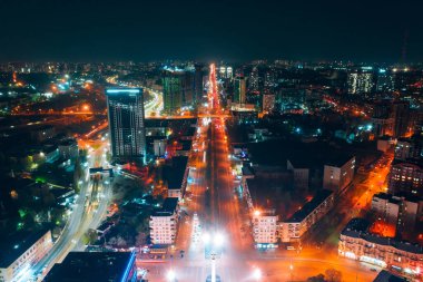 Gece büyük şehirde panoramik manzara
