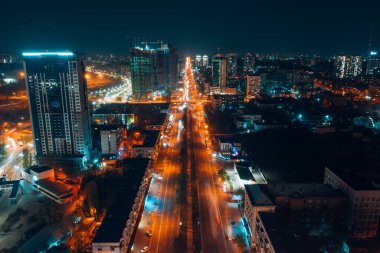 Gece büyük şehirde panoramik manzara