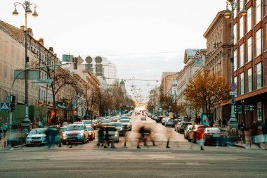 KIEV, UKRAINE - 14 Nisan 2019: Kiev sokaklarının gece görüşü. Şehir yaygarası. Bogdan Khmelnitsky Caddesi