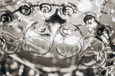 Şarap kadehlerinden yapılmış güzel bir avize.