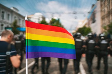 LGBT gay geçit töreninde el ele tutuşun.