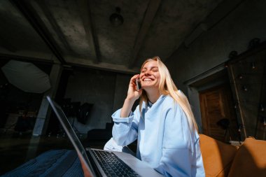 Akıllı telefon ile konuşurken yatakta yatan gülümseyen çekici kadın