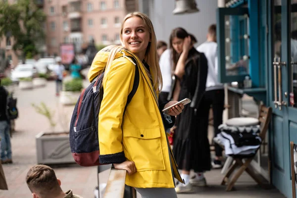 Femme marchant et utilisant un smartphone dans la rue — Photo