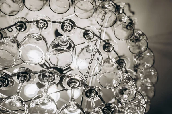 Şarap kadehlerinden yapılmış güzel bir avize.