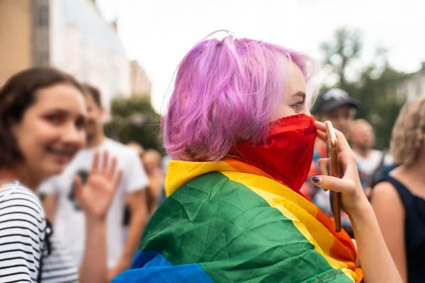 Fille aux cheveux roses et drapeau LGBT lors d'un rassemblement — Photo