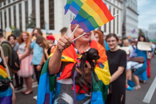 Feliz multidão acenando bandeiras lgbt durante Pride Parade — Fotografia de Stock