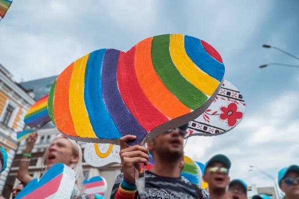 성 소수자 퍼레이드 에서 lgbt 심장을 들고 있는 사람들 — 스톡 사진