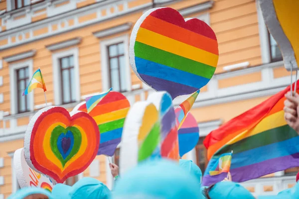 La gente lleva corazones lgbt en el desfile LGBT —  Fotos de Stock