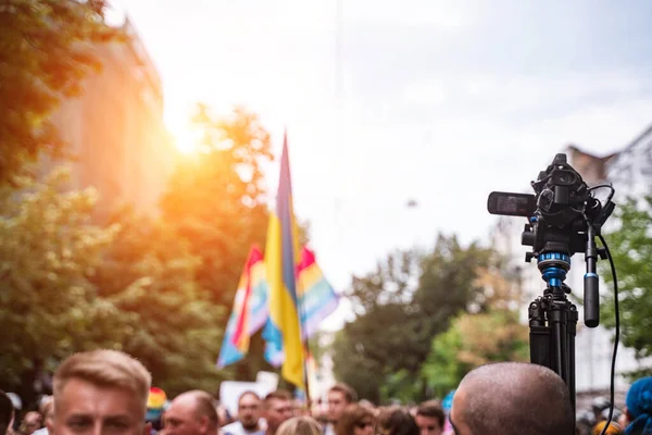 Drapeaux arc-en-ciel agitant sur la foule pendant le défilé de la fierté — Photo