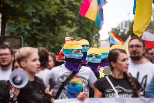 Des gens masqués à lgbt lors d'un rassemblement LGBT — Photo