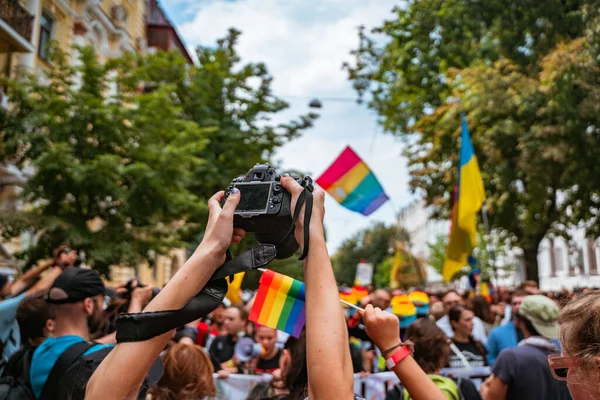 Correspondente tira foto durante a parada do Orgulho Gay — Fotografia de Stock