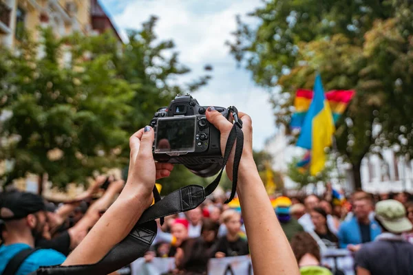 Кореспондент сфотографується під час параду Гордості Ґей. — стокове фото