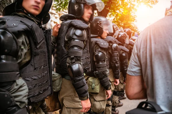 Forze di polizia per mantenere l'ordine nella zona durante la manifestazione — Foto Stock