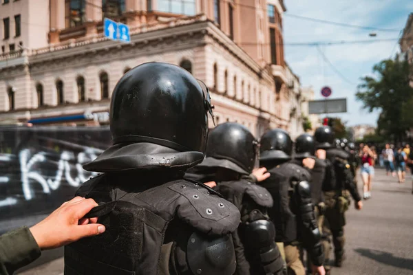 Поліцейські сили підтримують порядок в районі під час мітингу — стокове фото