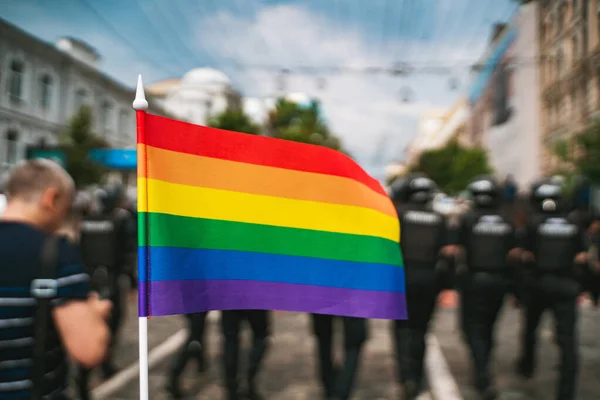 La mano sostiene una bandera gay lgbt en el festival de desfile de orgullo gay LGBT —  Fotos de Stock