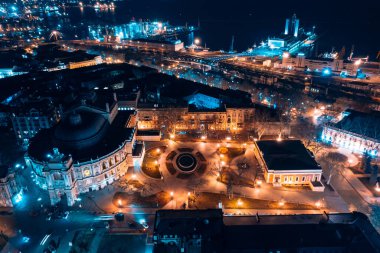 Odessa 'daki opera binasının gece manzarası