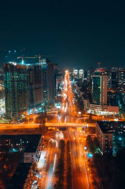 Gece büyük şehirde panoramik manzara