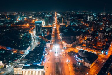 Gece büyük şehirde panoramik manzara