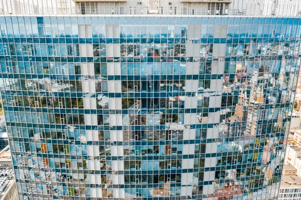 Refleksja uliczna nad fasadą budynku ze stali szklanej — Zdjęcie stockowe