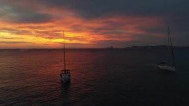 Denizdeki gemilerde, gün batımında, İHA 'dan hava görüntüsü