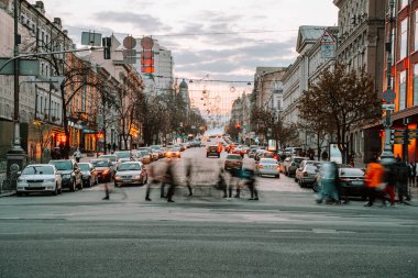KIEV, UKRAINE - 14 Nisan 2019: Kiev sokaklarının gece görüşü. Şehir yaygarası. Bogdan Khmelnitsky Caddesi