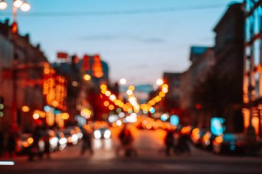 KIEV, UKRAINE - 14 Nisan 2019: Kiev sokaklarının gece görüşü. Şehir yaygarası. Bogdan Khmelnitsky Caddesi