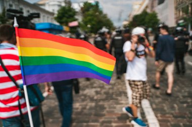 LGBT gay geçit töreninde el ele tutuşun.