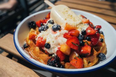 Böğürtlenli ve dondurmalı lezzetli waffle.