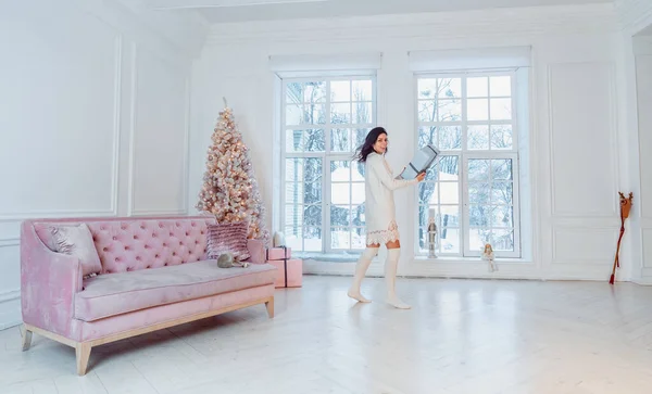 สาวสวยในชุดสีขาว โพสในกล้อง คอนเซปต์คริสต์มาส — ภาพถ่ายสต็อก
