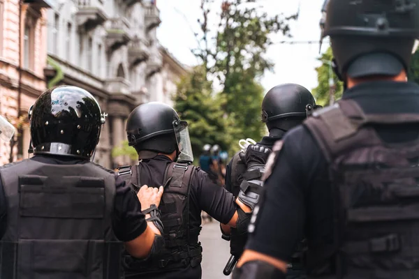 Fuerza policial para mantener el orden en la zona durante la manifestación — Foto de Stock