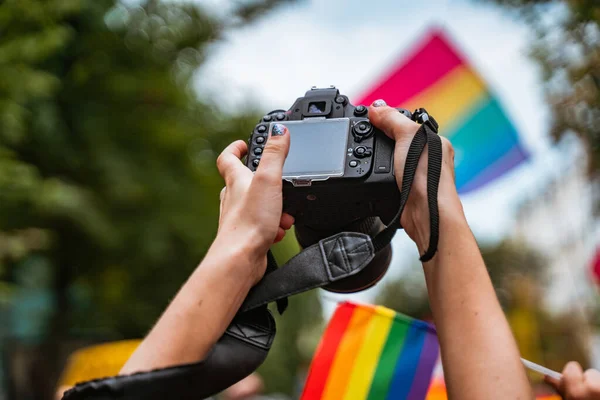 Correspondente tira foto durante a parada do Orgulho Gay — Fotografia de Stock
