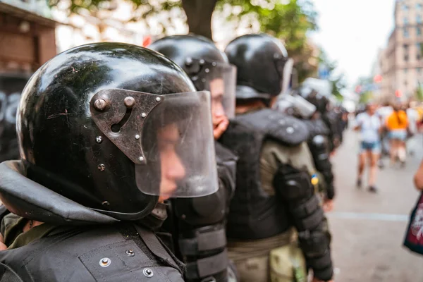 Politie om de orde te handhaven in het gebied tijdens de rally — Stockfoto