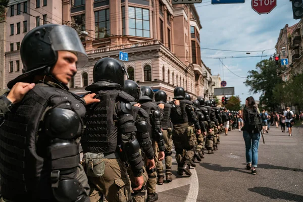 Поліцейські сили підтримують порядок в районі під час мітингу — стокове фото