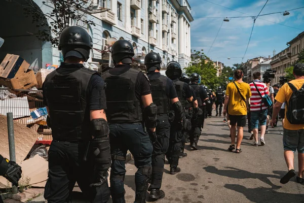 Поліцейські сили підтримують порядок в районі під час мітингу — стокове фото