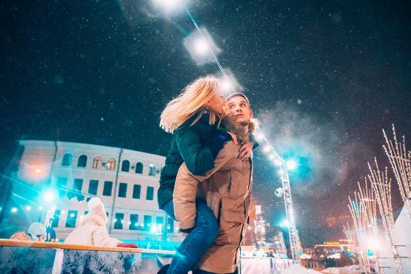 Alegre e brincalhão casal em roupas quentes de inverno estão brincando — Fotografia de Stock