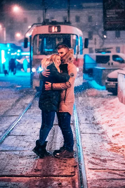 Jovem casal adulto na linha de bonde coberto de neve — Fotografia de Stock