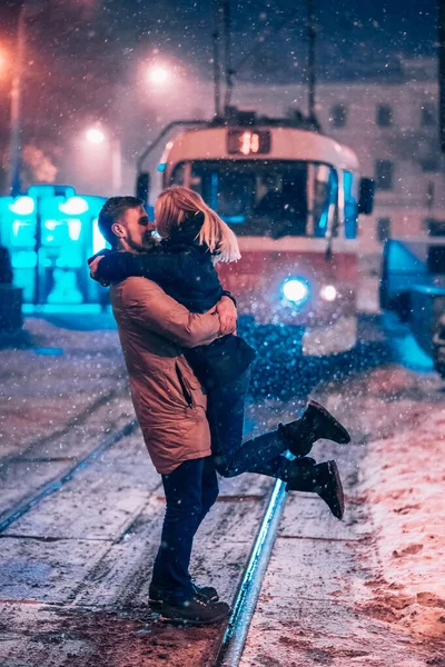 Karla kaplı tramvay hattında genç bir çift