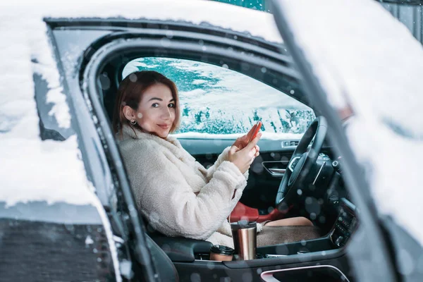 Attraktiv kvinnlig förare sitter bakom ratten i sin bil — Stockfoto