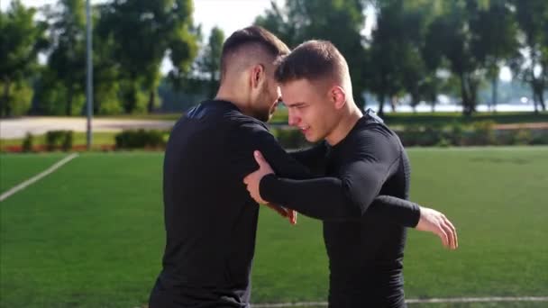 Twee vechters oefenen mma vaardigheden in training — Stockvideo