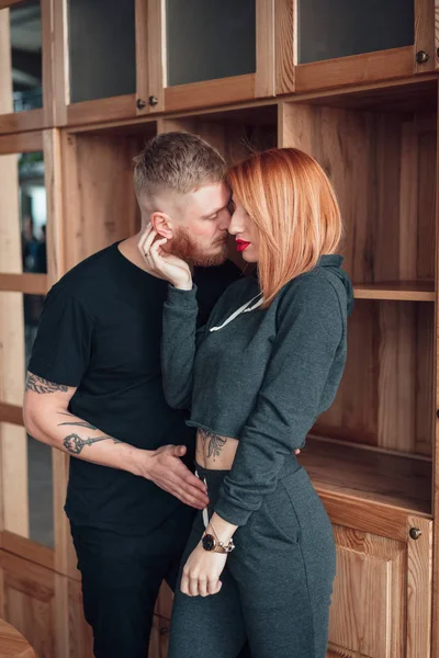 Happy couple posing for the camera. Close view — Stock Photo, Image