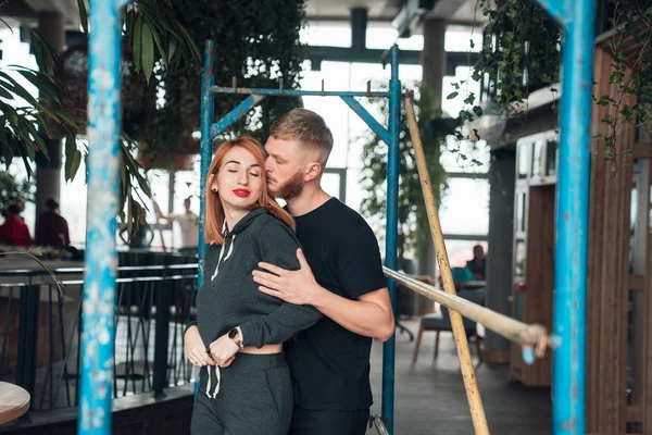 Casal feliz posando para a câmera. Vista aproximada — Fotografia de Stock