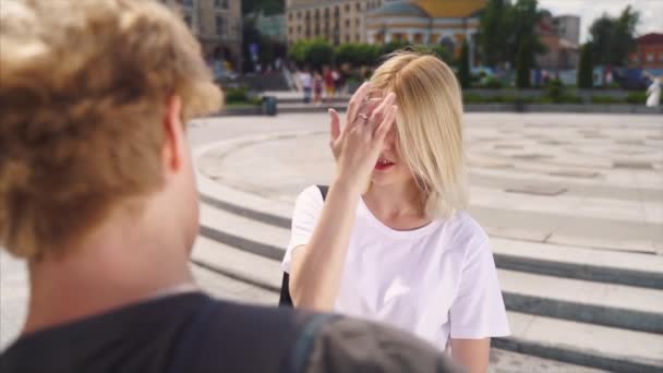 Guy a dívka stojí na ulici a mluví — Stock video