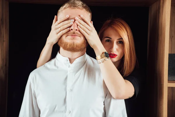 Primo piano di donna che copre occhi boyriends con mani . — Foto Stock