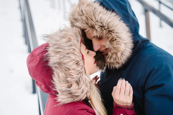 Giovane sorridente felice coppia europea che abbraccia in inverno — Foto Stock