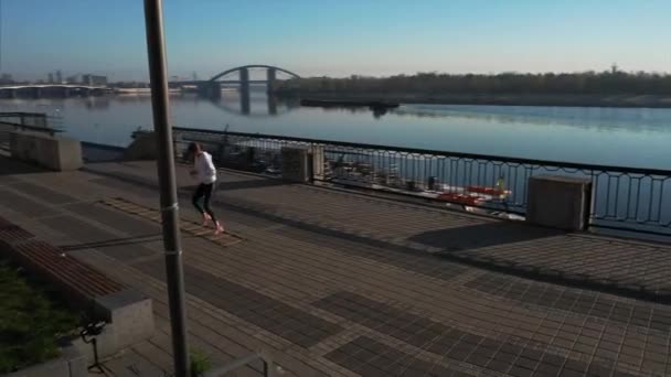 07 mei 2019, Oekraïne, Kiev. Fit jonge vrouw doet cardio interval training. — Stockvideo