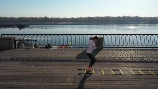 Ajuste mujer joven haciendo entrenamiento de intervalo cardio . — Vídeos de Stock