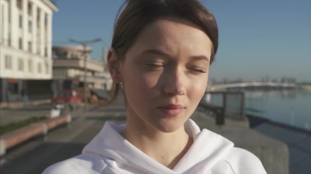 Portret van gelukkige mooie jonge vrouw poseren op straat in de zomer — Stockvideo