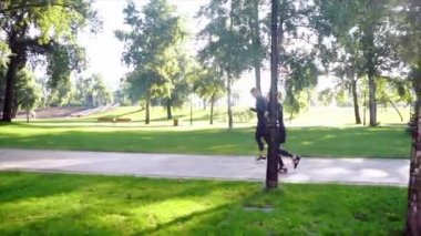 ormanda koşu bir iz üzerinde çalışan iki arkadaş.