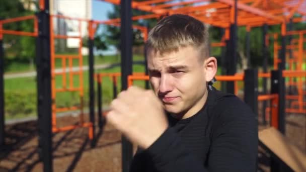 Dospělý sportovní chlap boxuje - dělá pouliční cvičení cvičení — Stock video