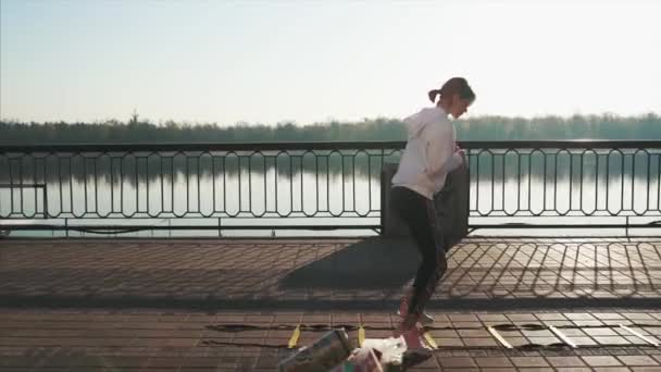 07 maj 2019, Ukraina, Kiev. Passar ung kvinna som tränar kardio intervaller. — Stockvideo